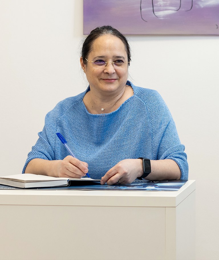 Valeria Toader ascultând un beneficiar în timpul unei ședințe